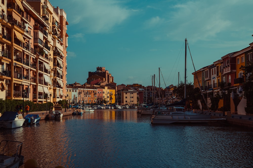 Barca bianca e blu sull'acqua vicino agli edifici della città durante il giorno