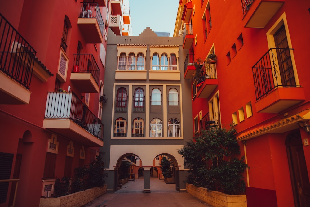 빨간색과 갈색 콘크리트 건물