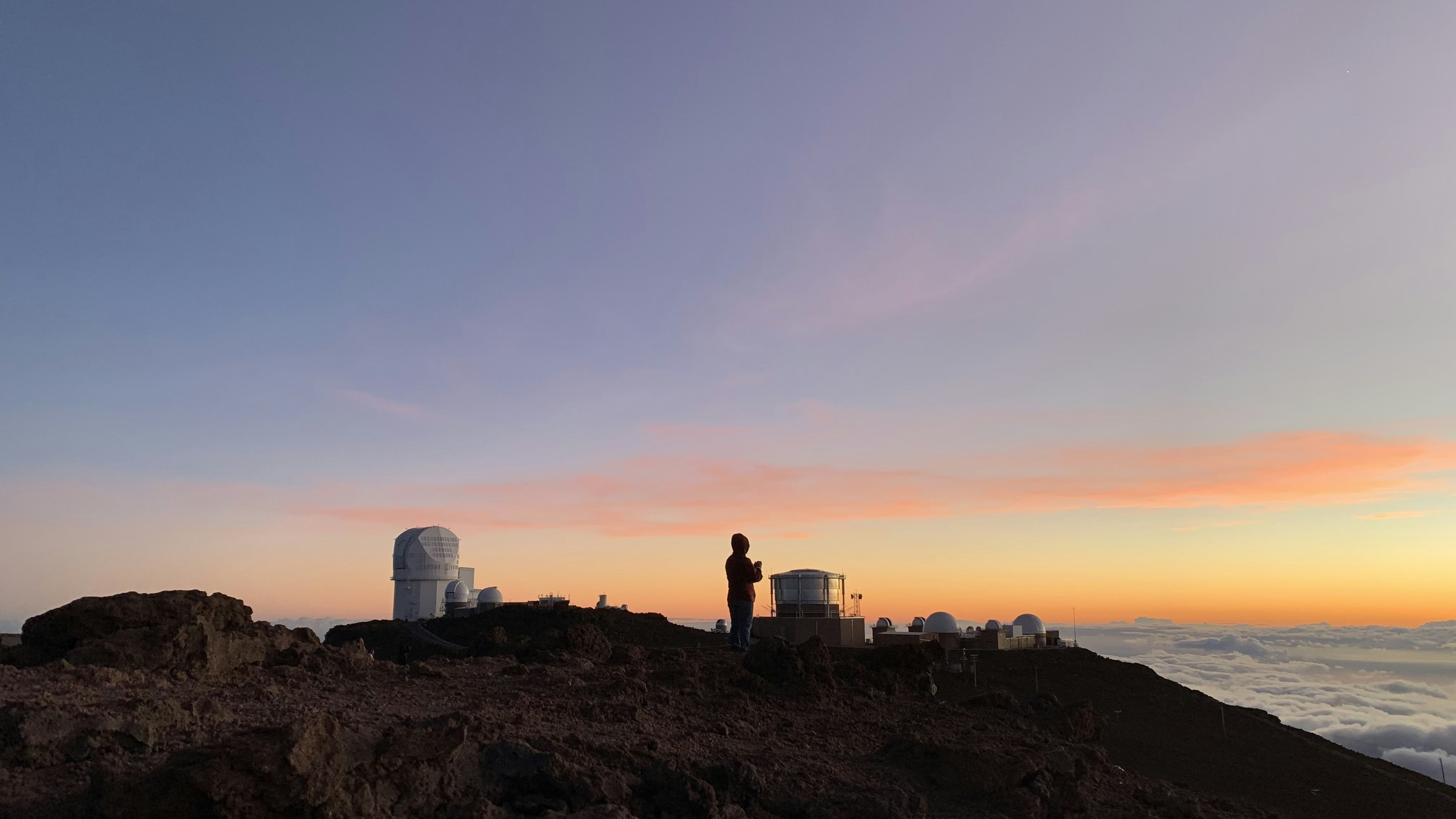 Foto di un uomo al tramonto all’Haleakala National Park
