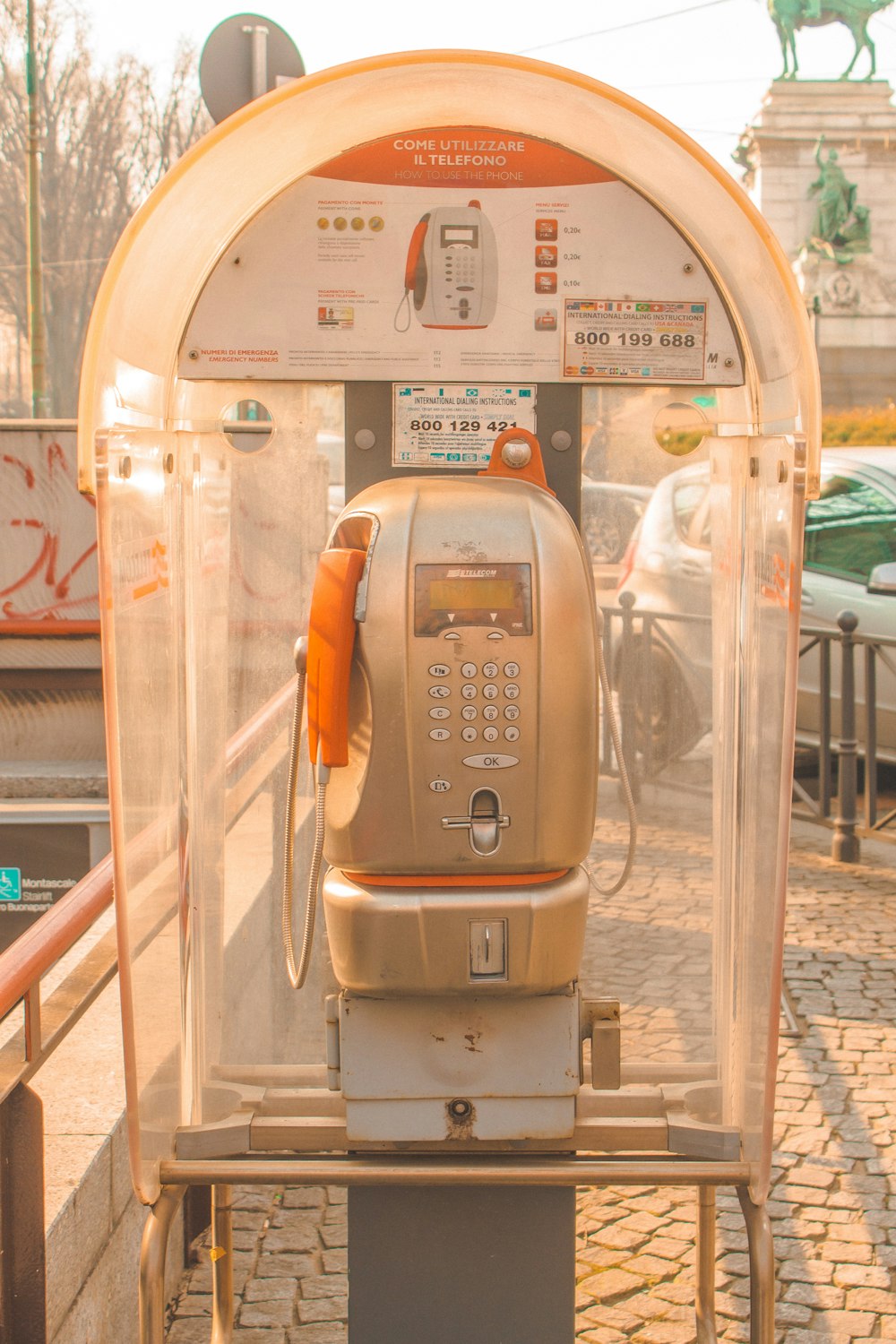 cabina telefónica gris y marrón