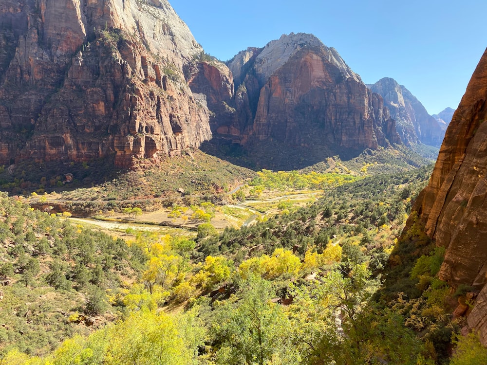 Montañas verdes y marrones bajo el cielo azul durante el día