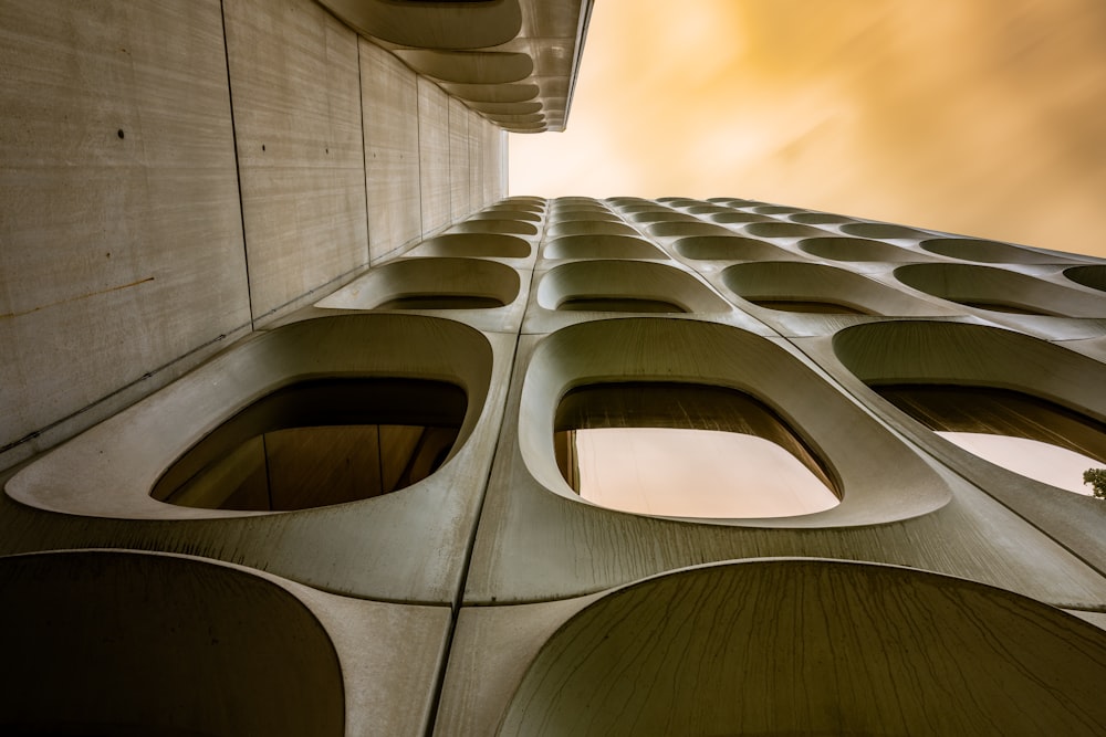 fotografia ad angolo basso dell'edificio in cemento grigio