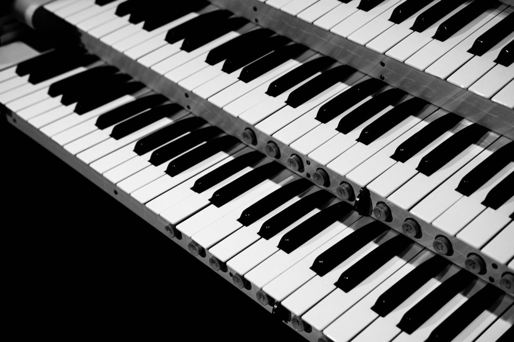 schwarz-weiße Klaviertasten