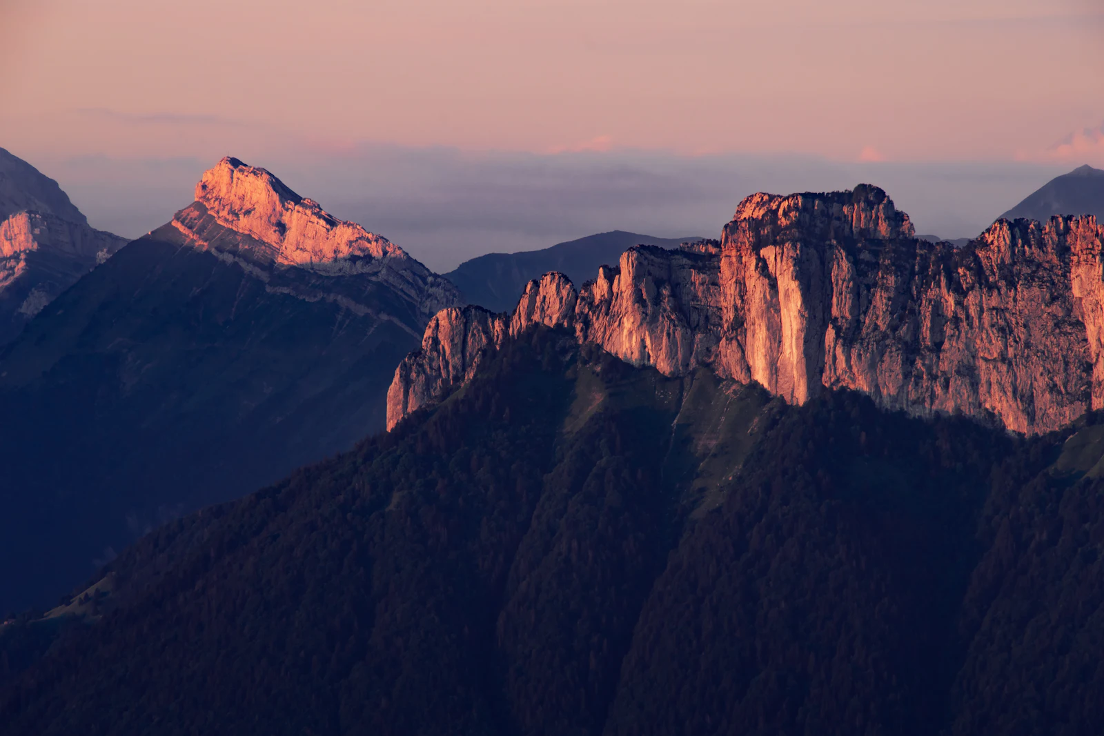 Montagne rocheuse sous un ciel voilé, ambiance Aiguilles Rouges