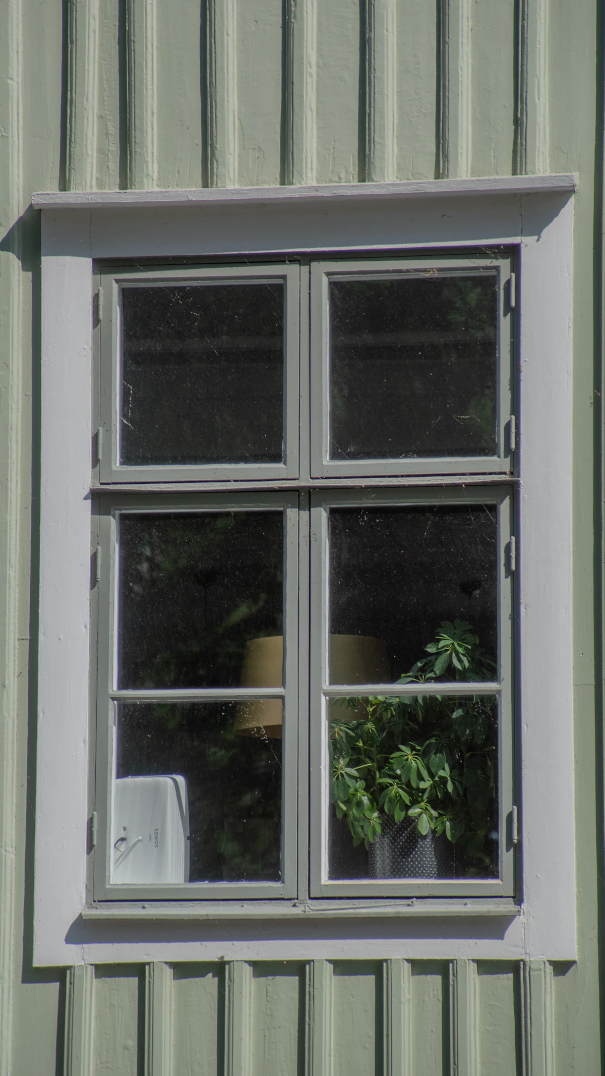 Light-framed residential window with multi-chambered profile