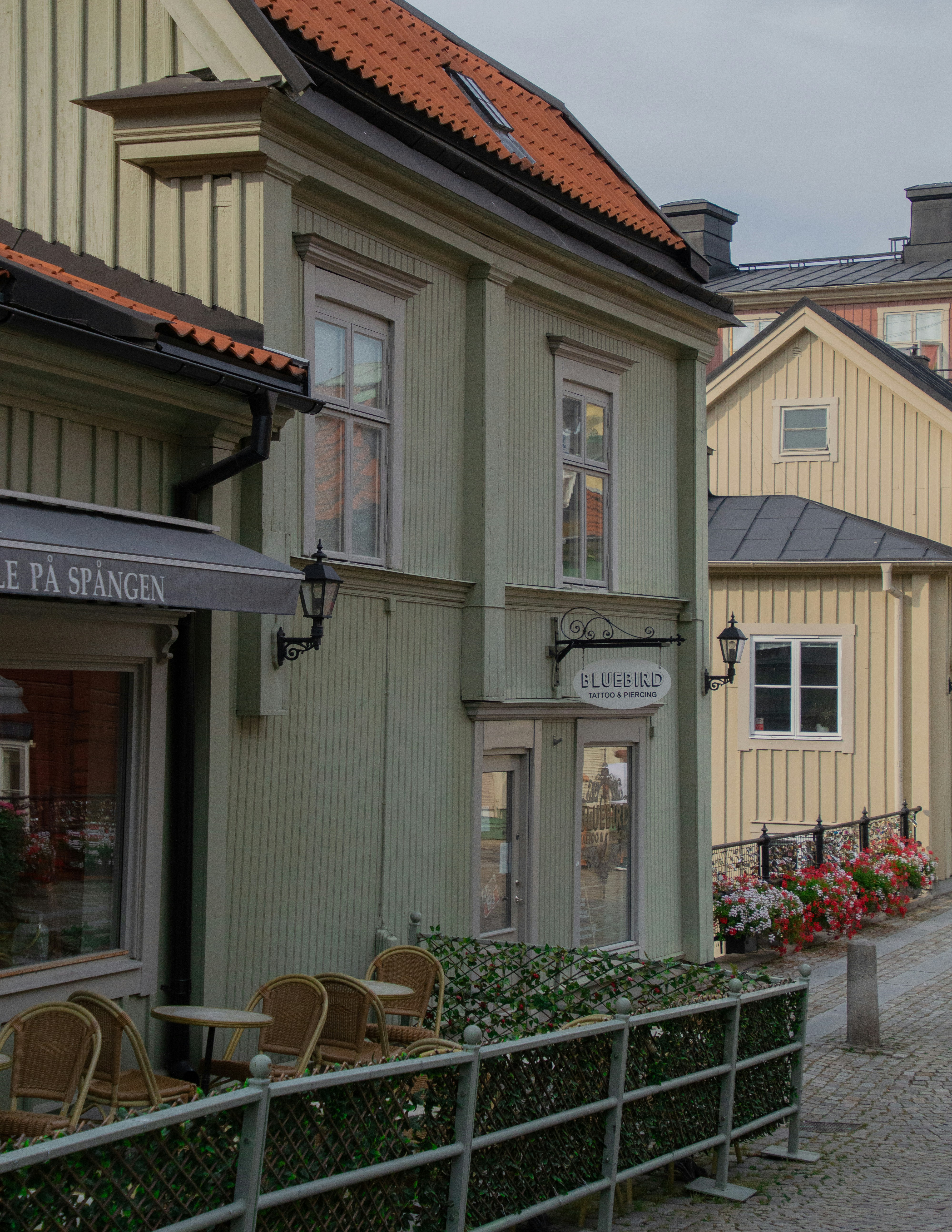 weißes und braunes Holzhaus