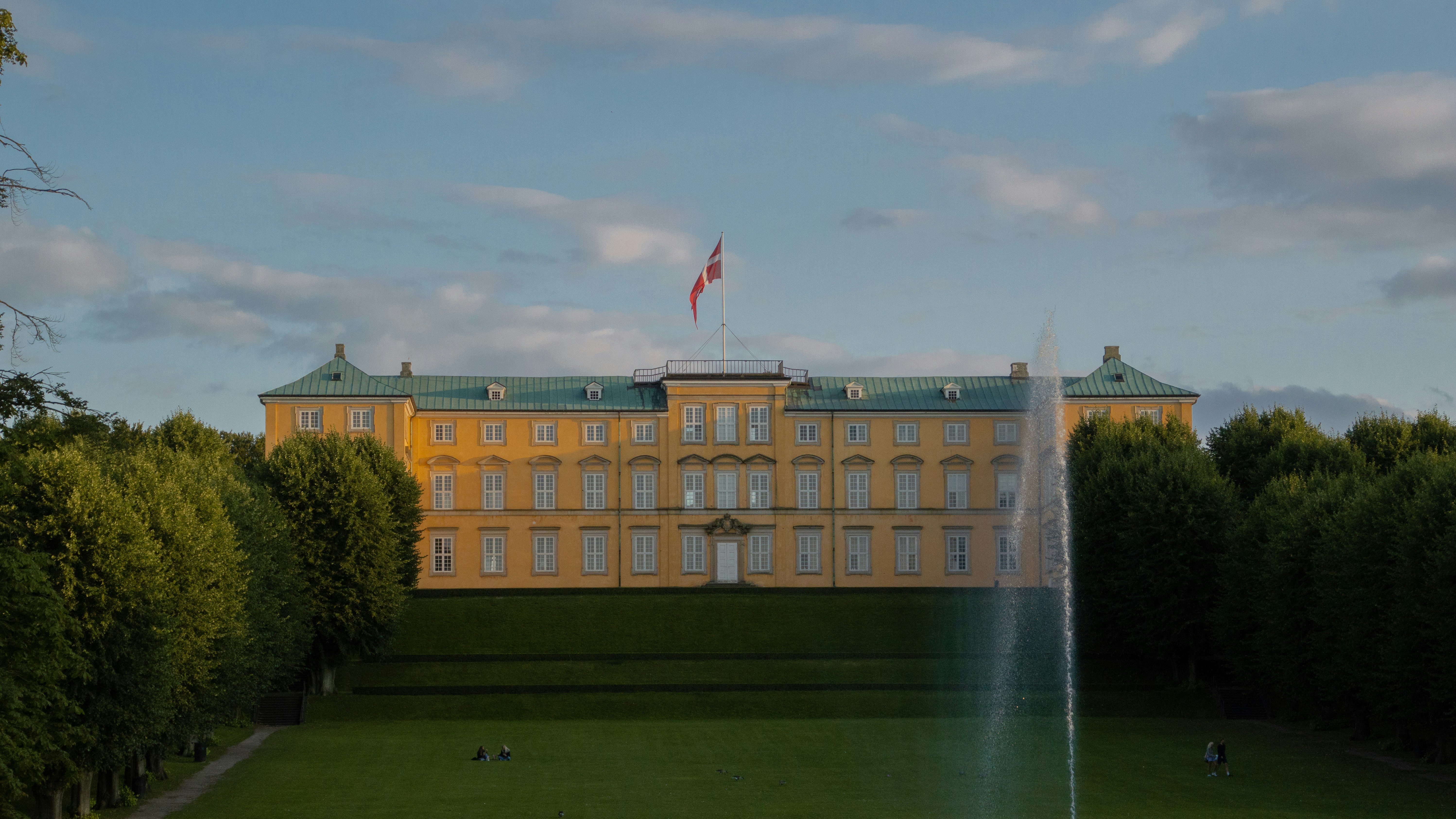 Edificio de hormigón beige con bandera en la parte superior