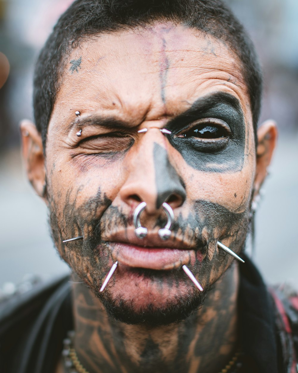 homme avec piercing au nez argenté