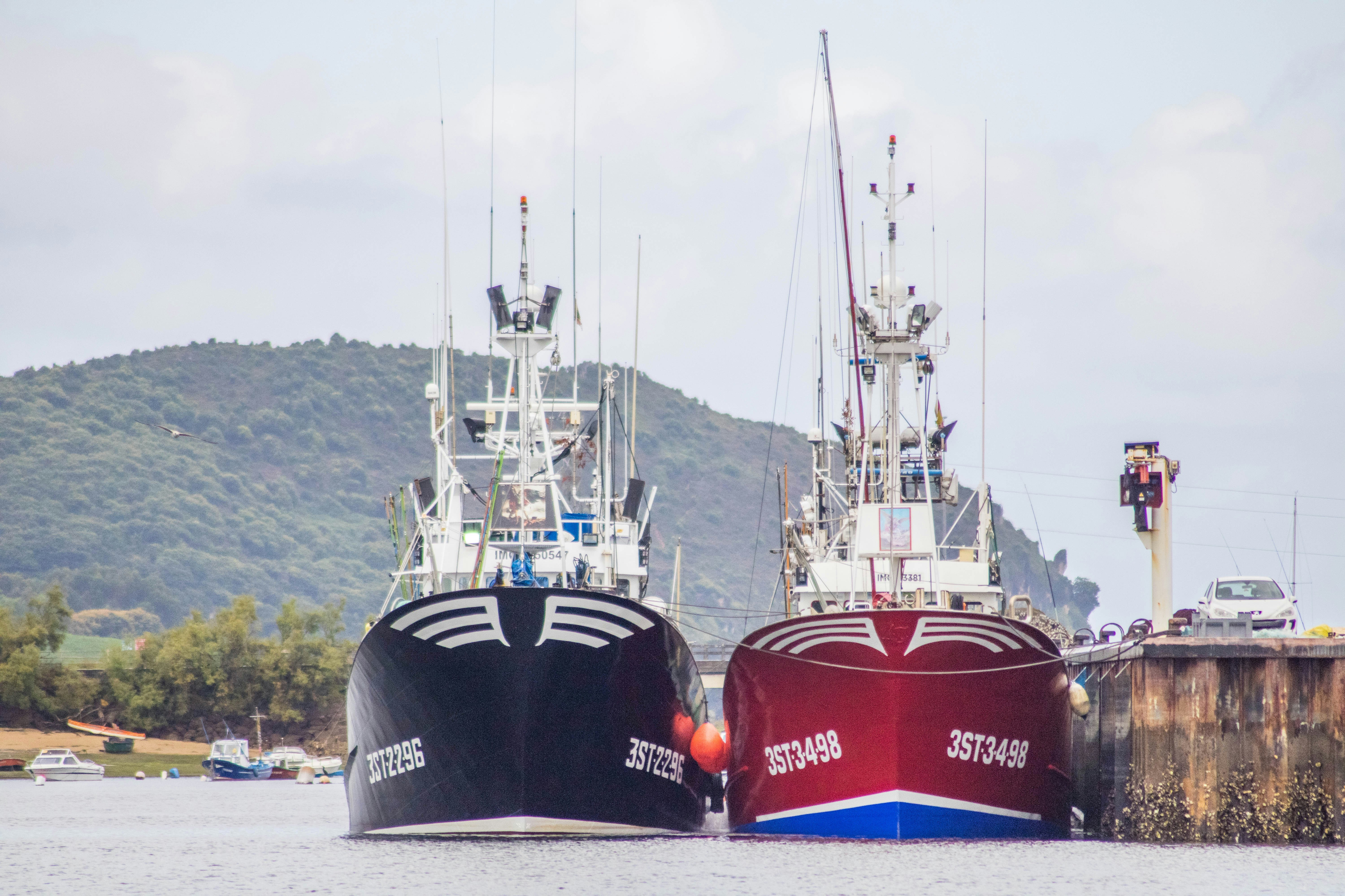velero negro y rojo en el mar durante el día