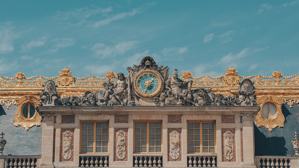 Weiß-braunes Betongebäude unter blauem Himmel tagsüber