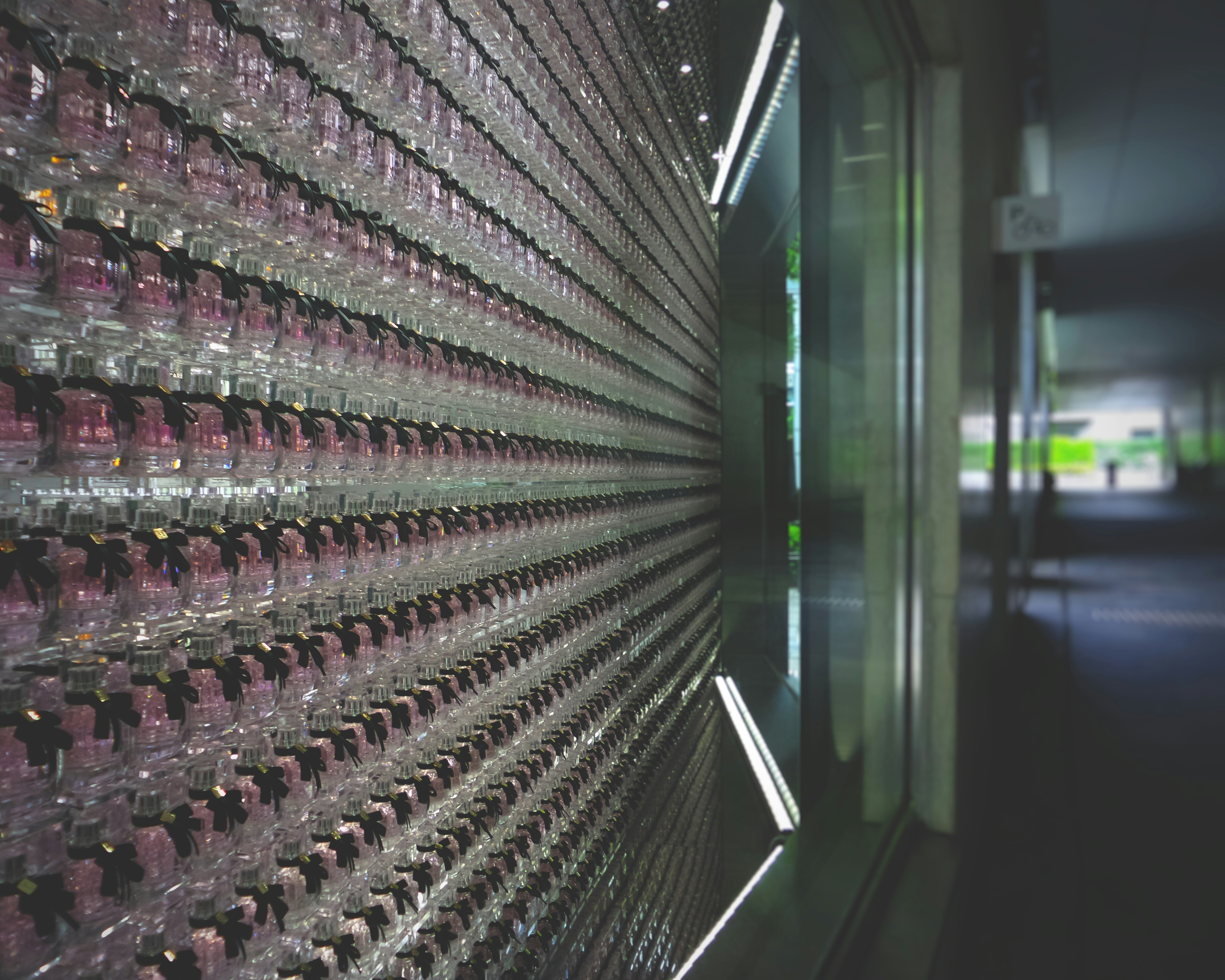 部屋の空のワイングラスの壁