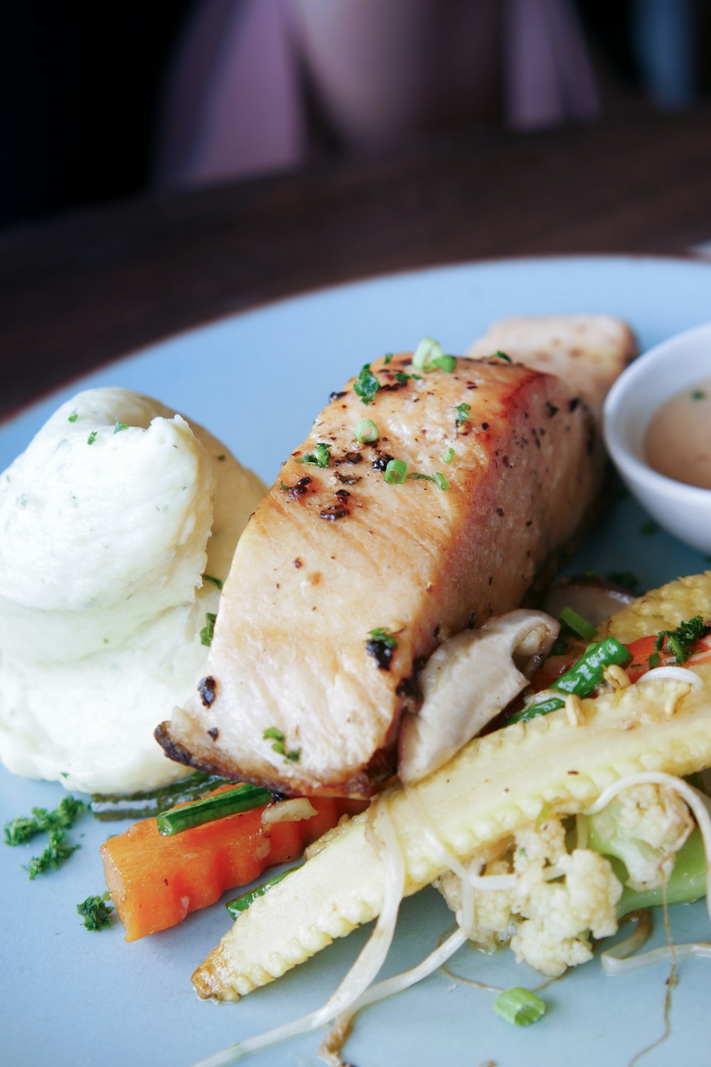 Brot mit weißer Sahne auf weißem Keramikteller