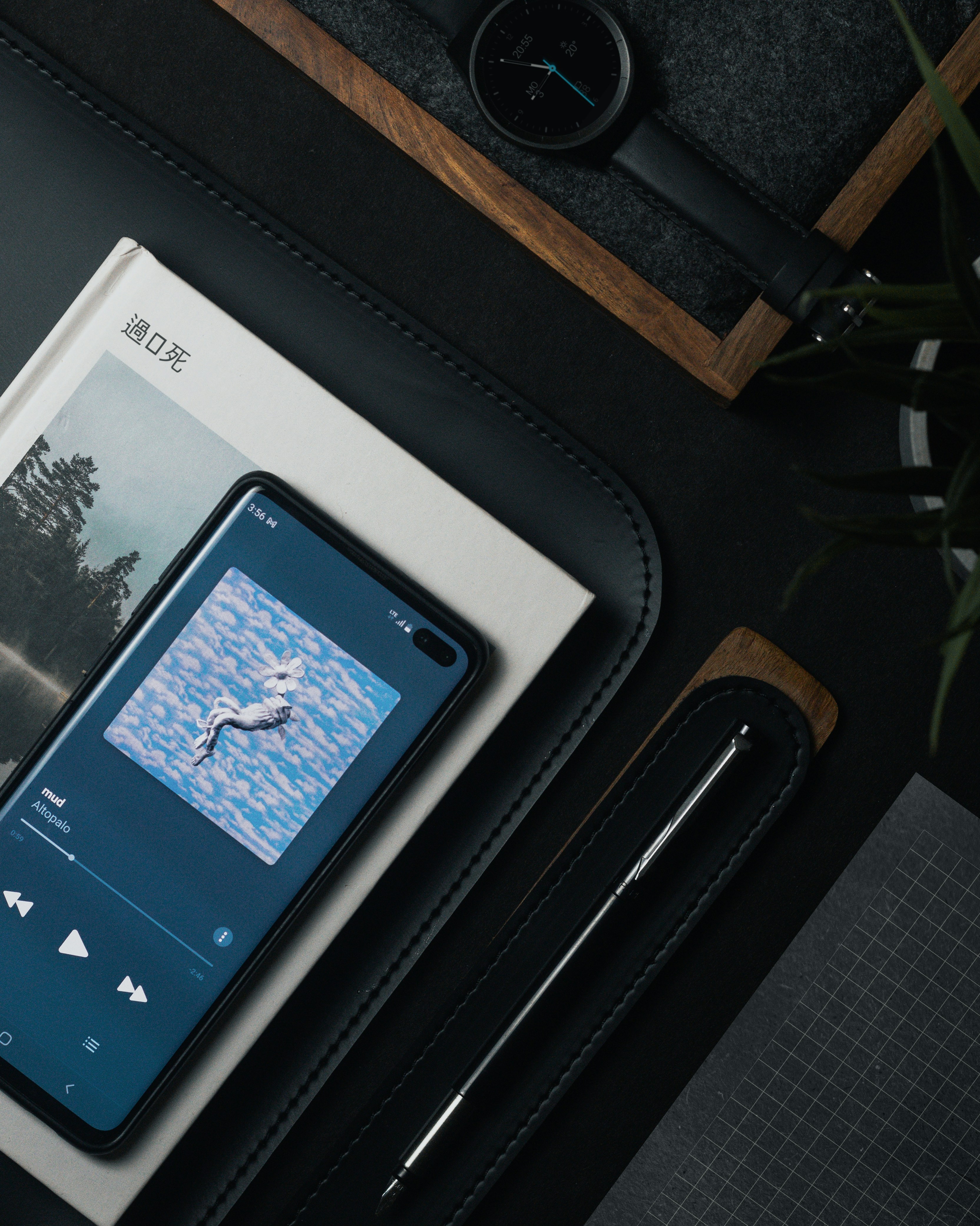 white ipad on black leather case