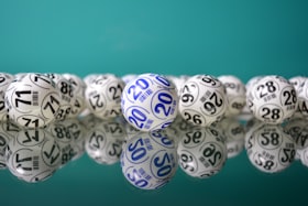 Bolas de sorteio de loteria com diversos números escritos 