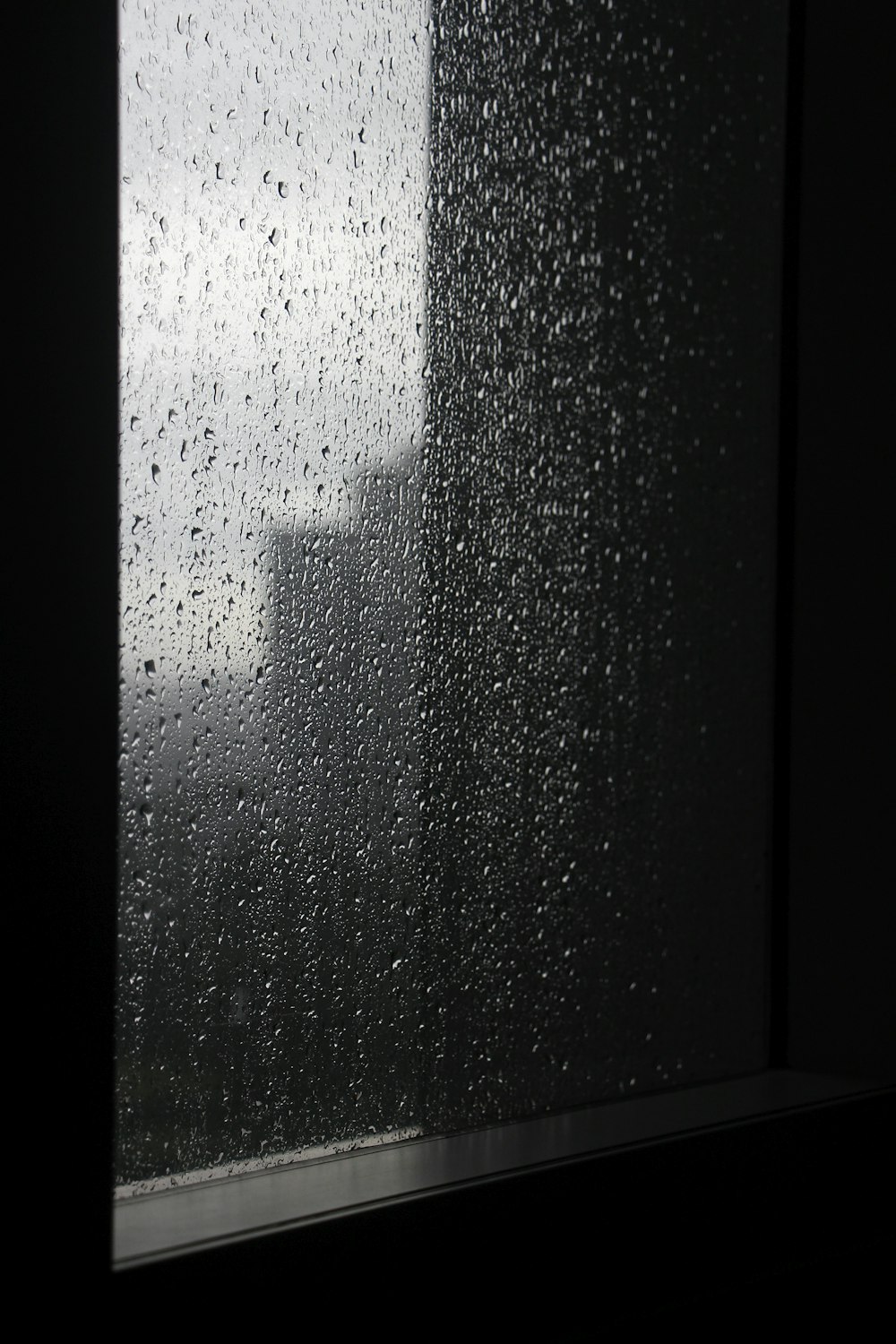 goccioline d'acqua sulla finestra di vetro