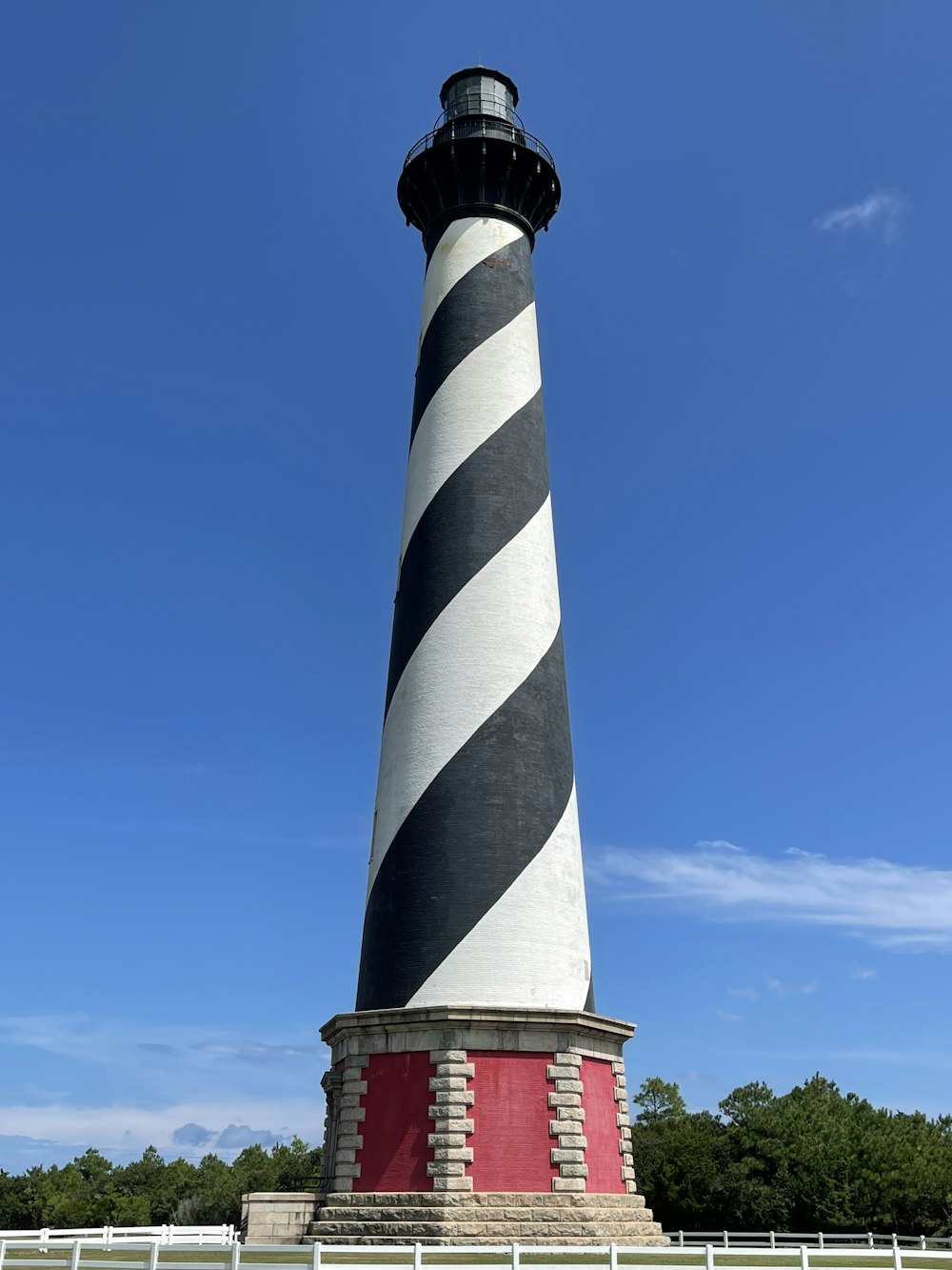 Faro de rayas blancas y rojas