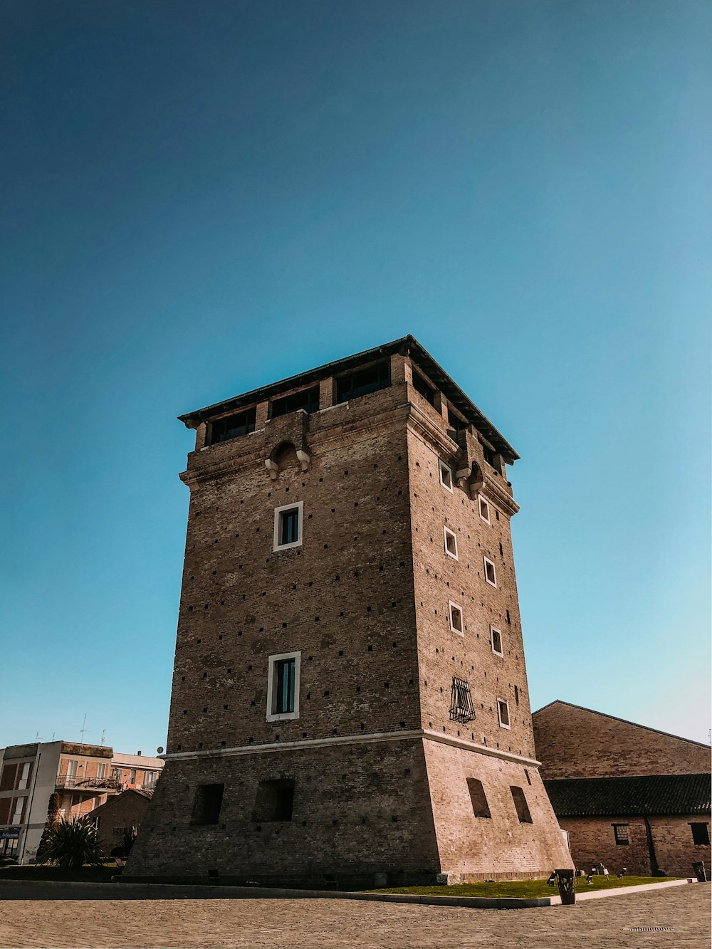 Edificio de hormigón marrón bajo el cielo azul durante el día