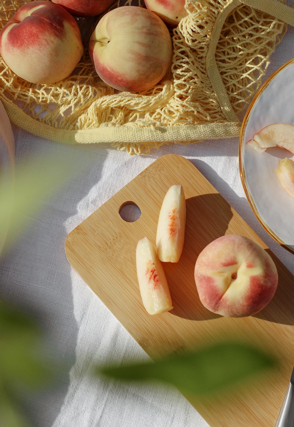 mela a fette su tagliere di legno marrone