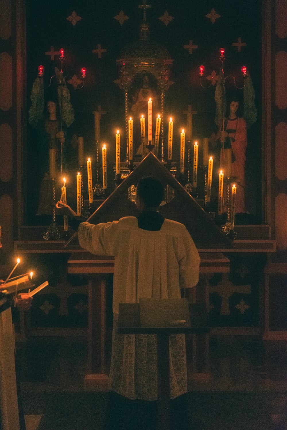 hombre vestido de blanco de pie frente a la iglesia