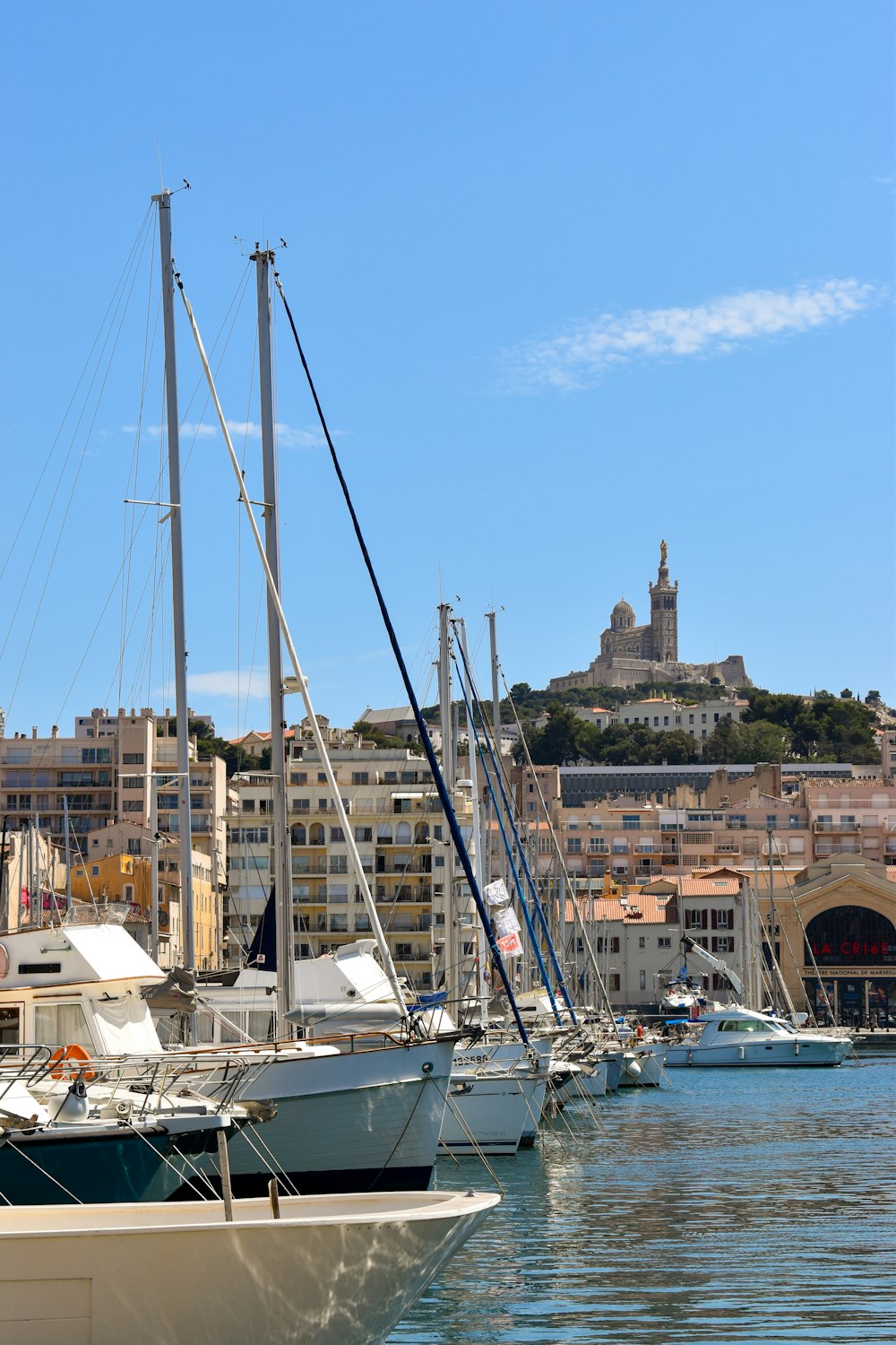 Barca bianca e blu sul molo vicino agli edifici della città durante il giorno