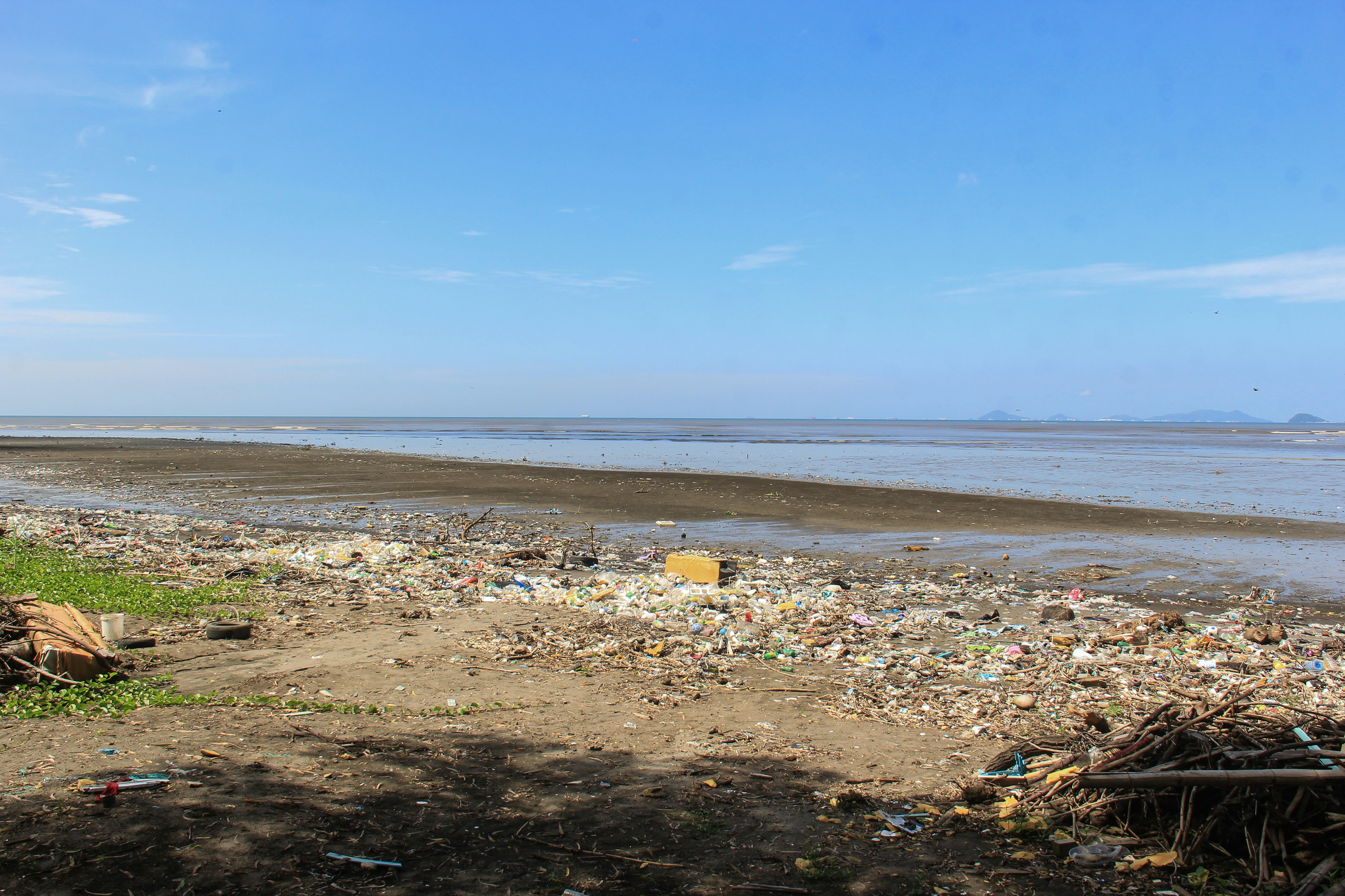 areia marrom perto do corpo de água durante o dia