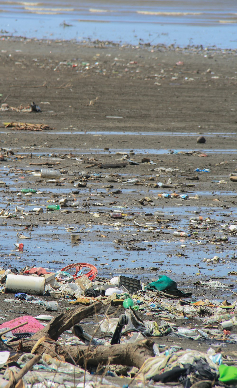 白いプラスチック容器に赤と白の自転車用ヘルメット