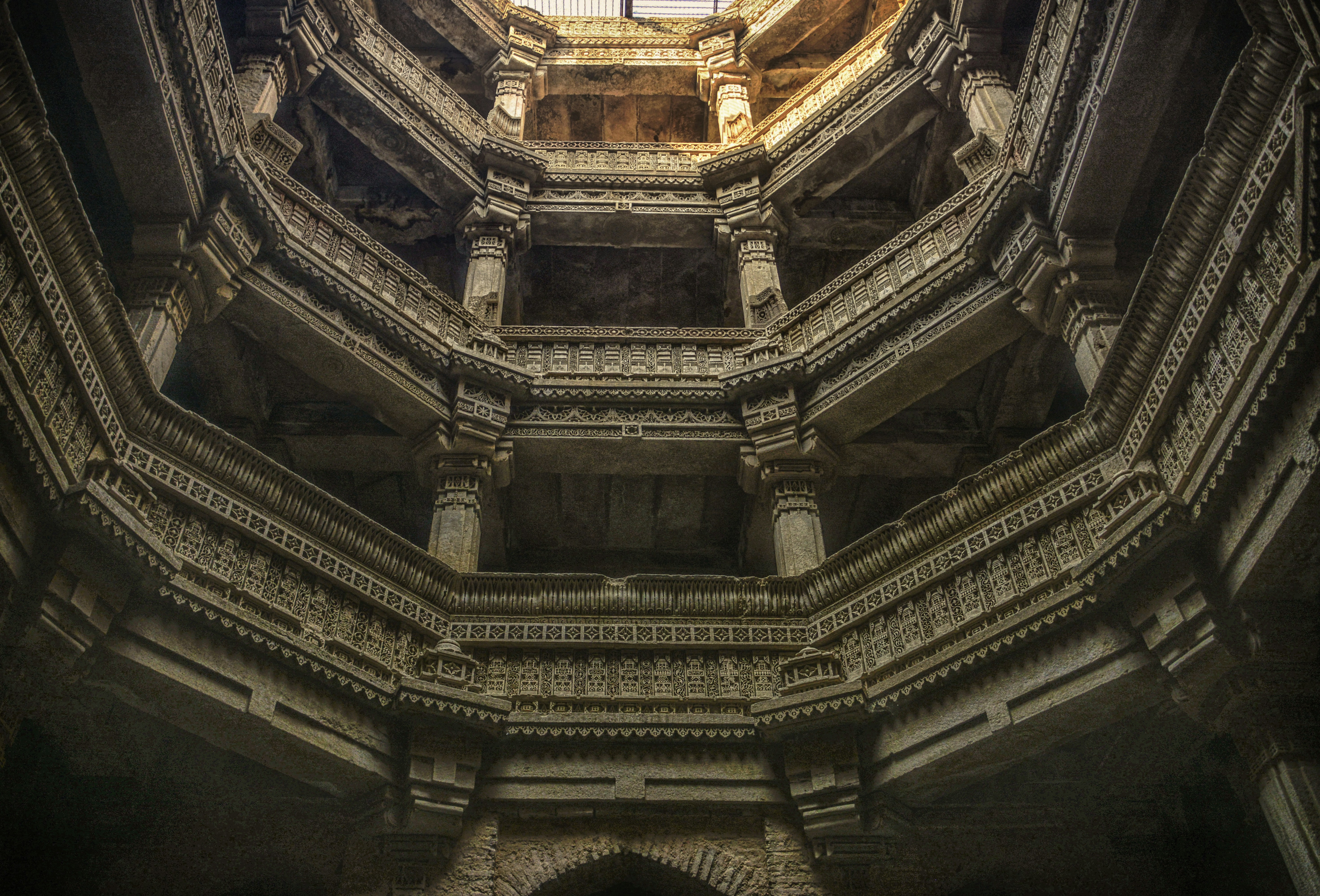 Fotografía de bajo ángulo de edificio de hormigón marrón