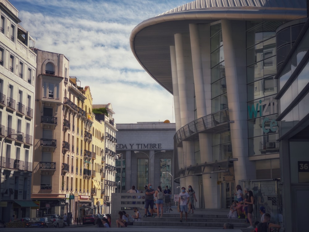 personas que caminan por la calle cerca del edificio durante el día