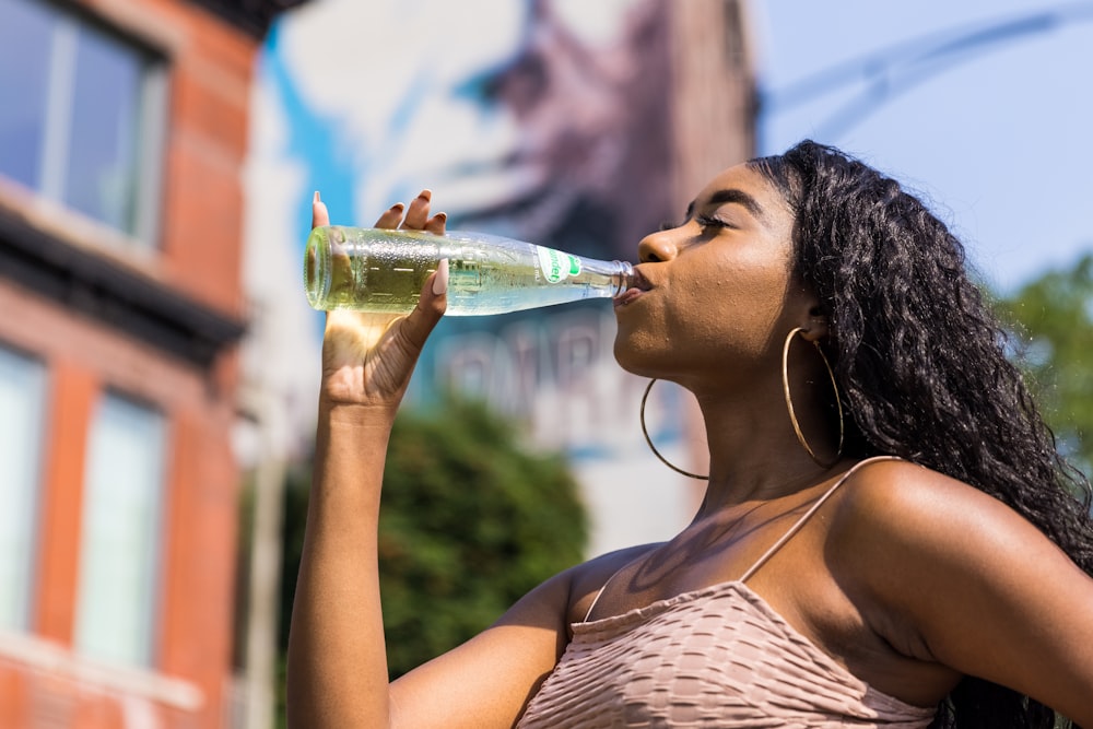 femme buvant de l’eau à la bouteille