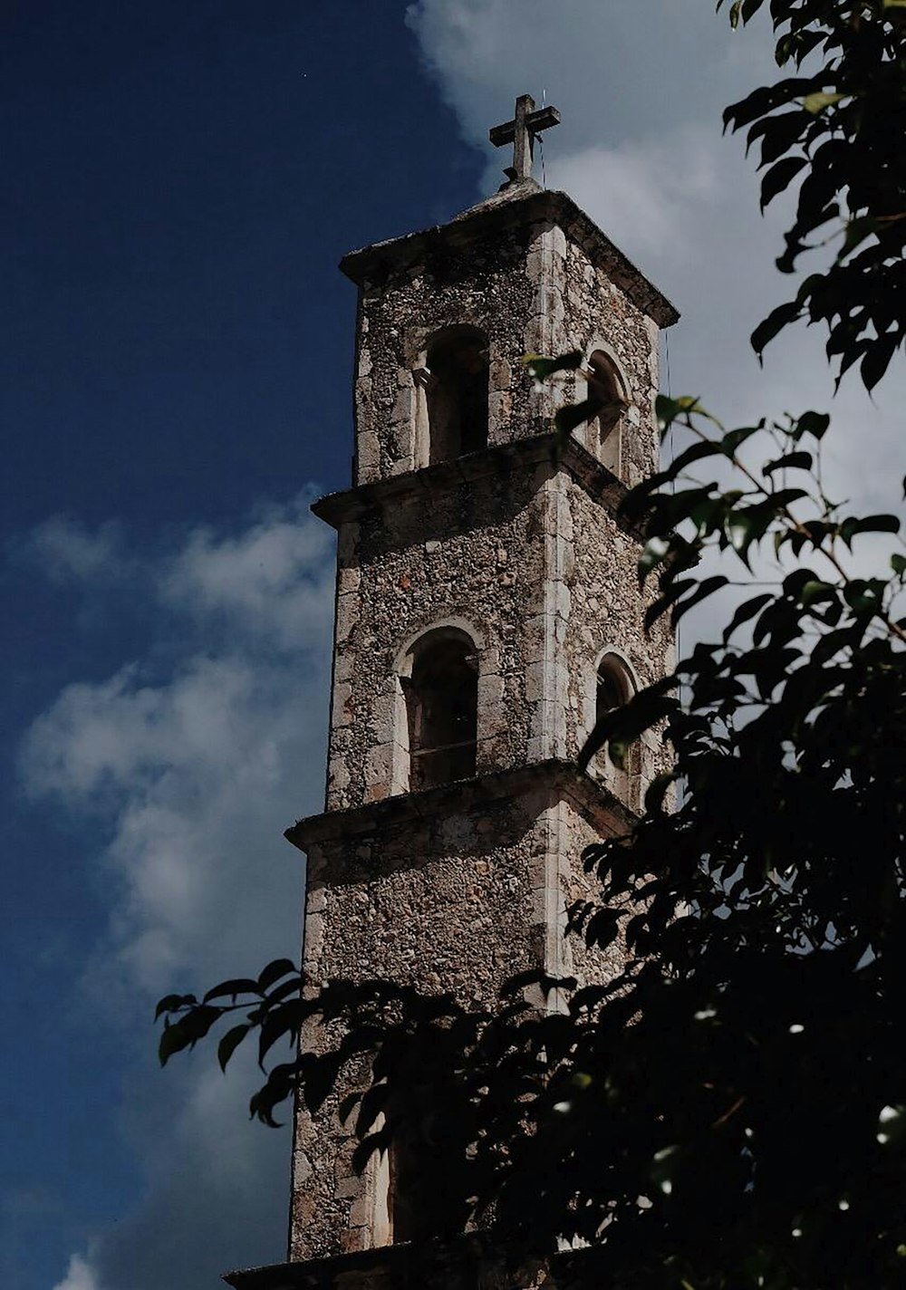 Iglesia de hormigón gris bajo el cielo azul durante el día