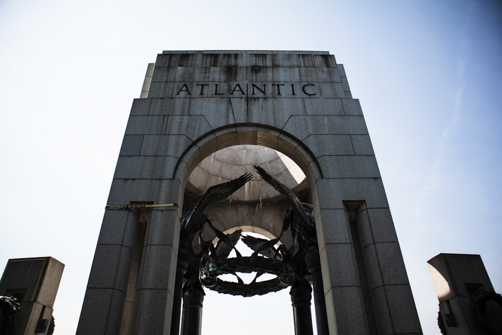 bâtiment en béton gris pendant la journée