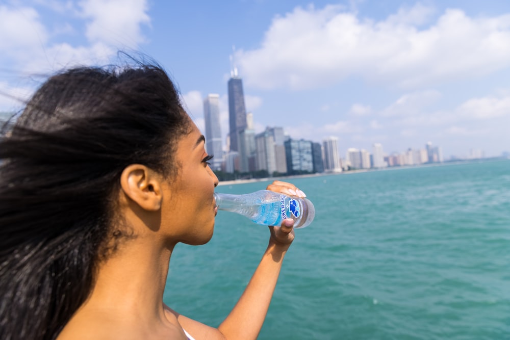 mujer bebiendo agua de botella