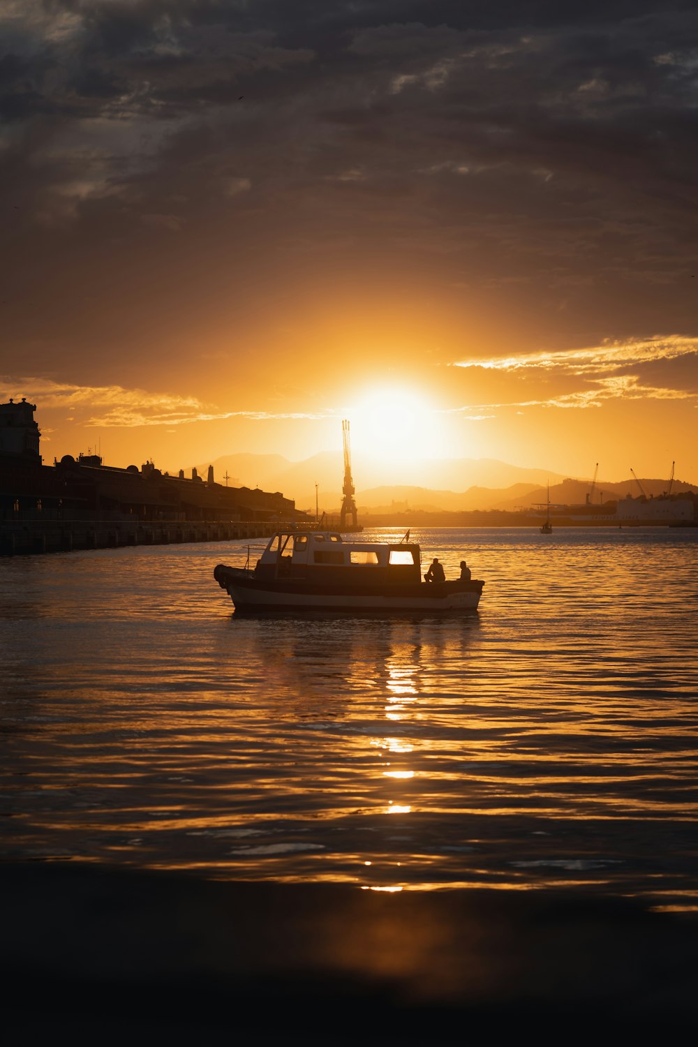 barco branco no corpo de água durante o pôr do sol