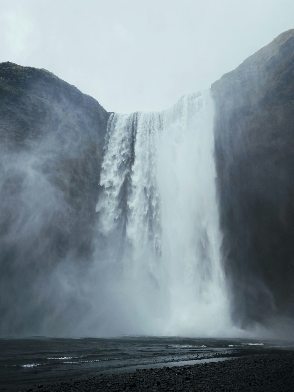 Graustufenfoto von Wasserfällen tagsüber