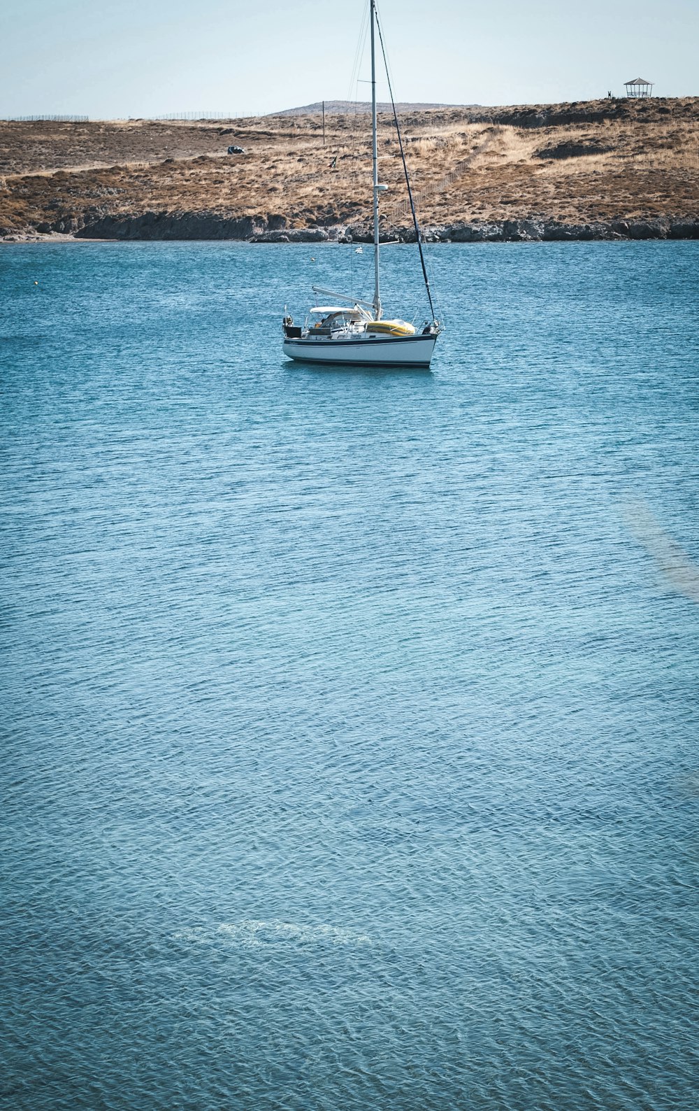 Barco blanco en el mar azul durante el día