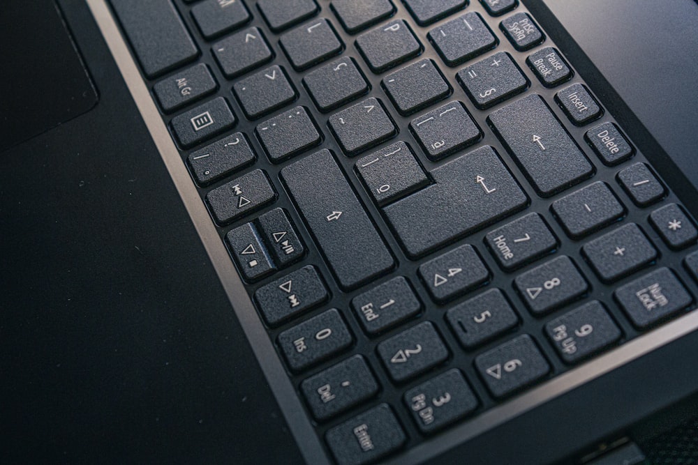computador portátil preto e cinzento