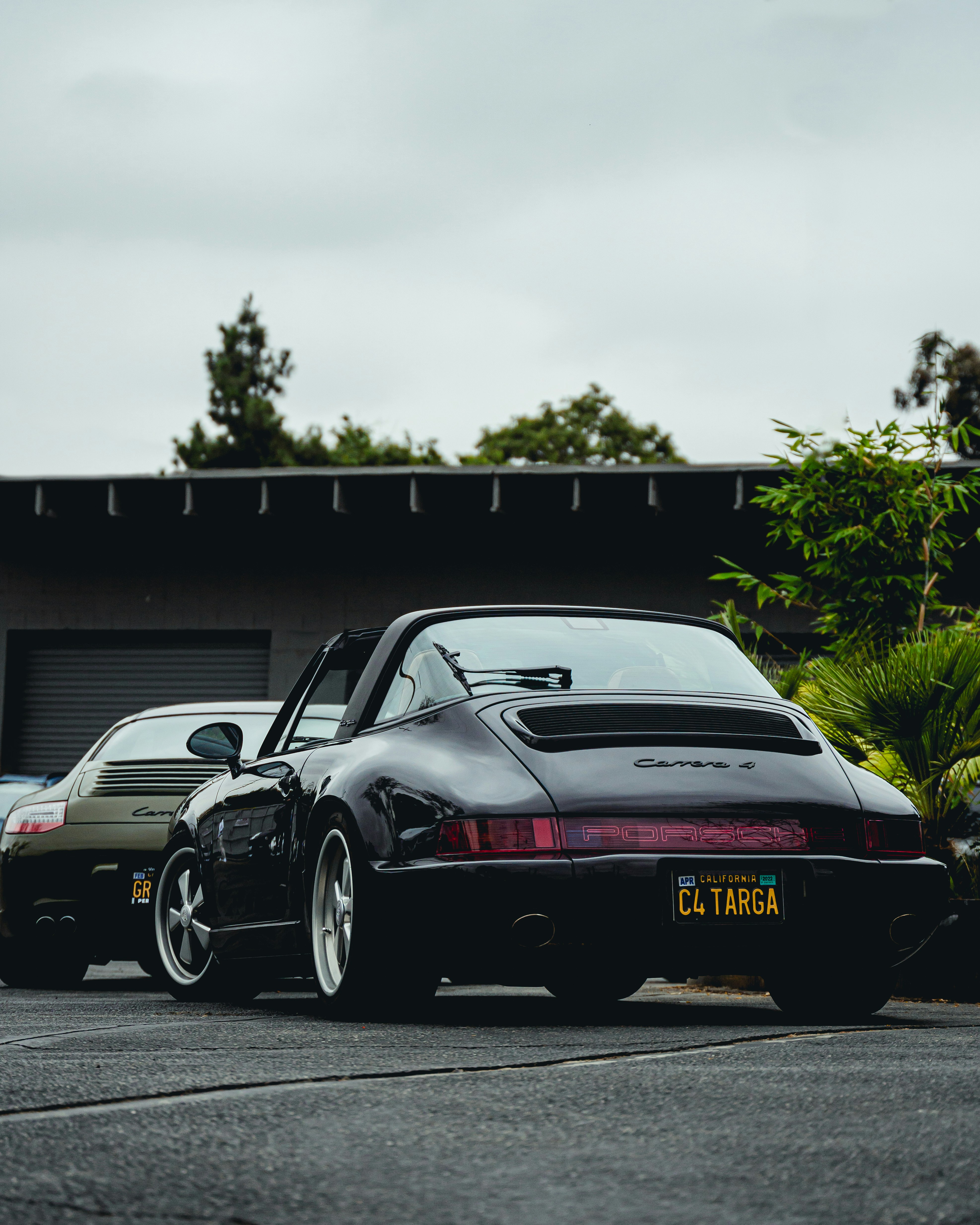 昼間に駐車場に駐車した黒のポルシェ 911の写真 Unsplashで見つけるグレーの無料写真