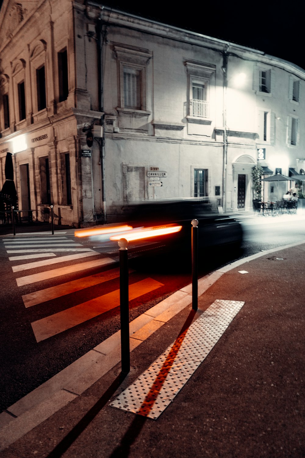 auto nera su strada durante la notte