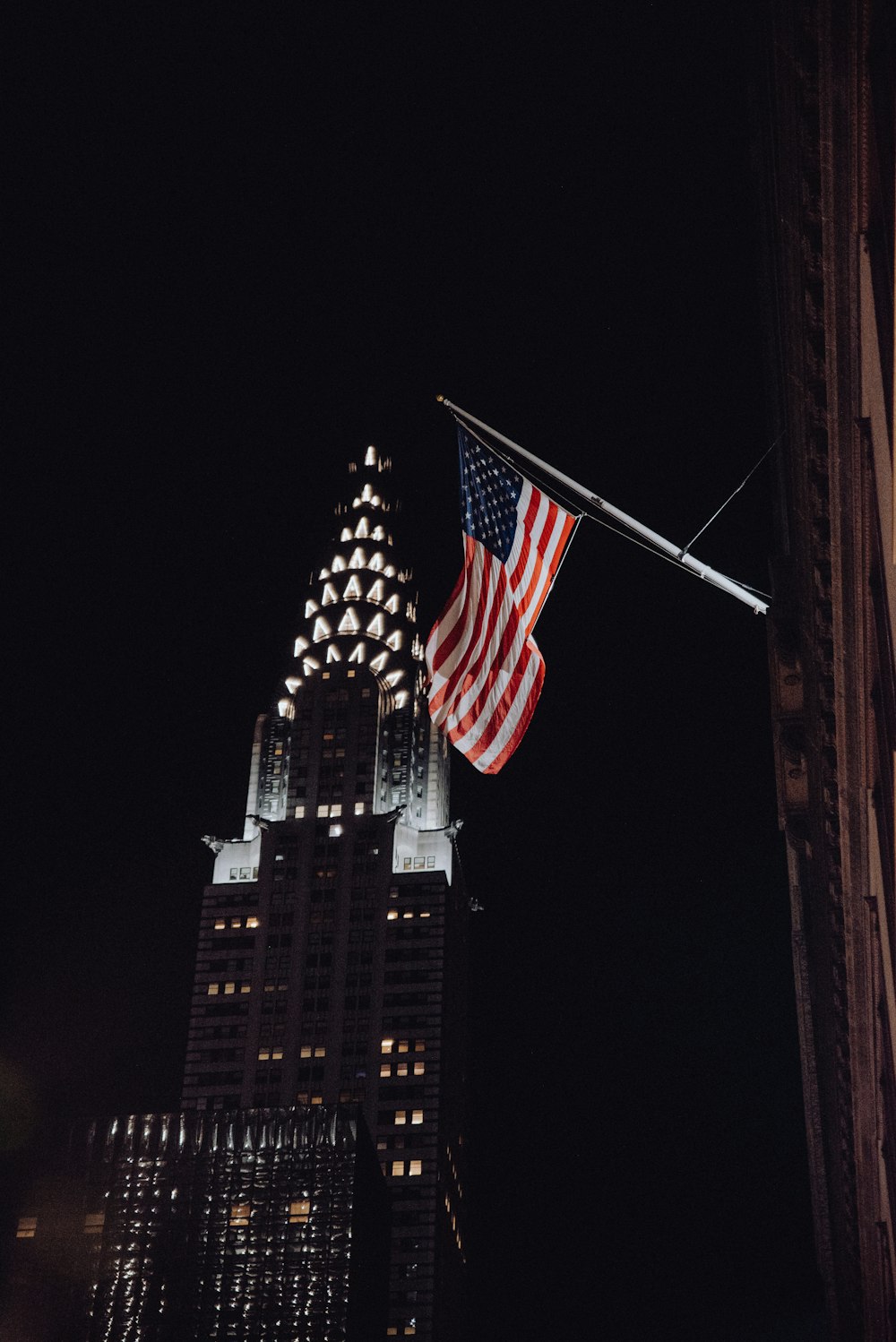Una bandera en la parte superior del edificio durante la noche