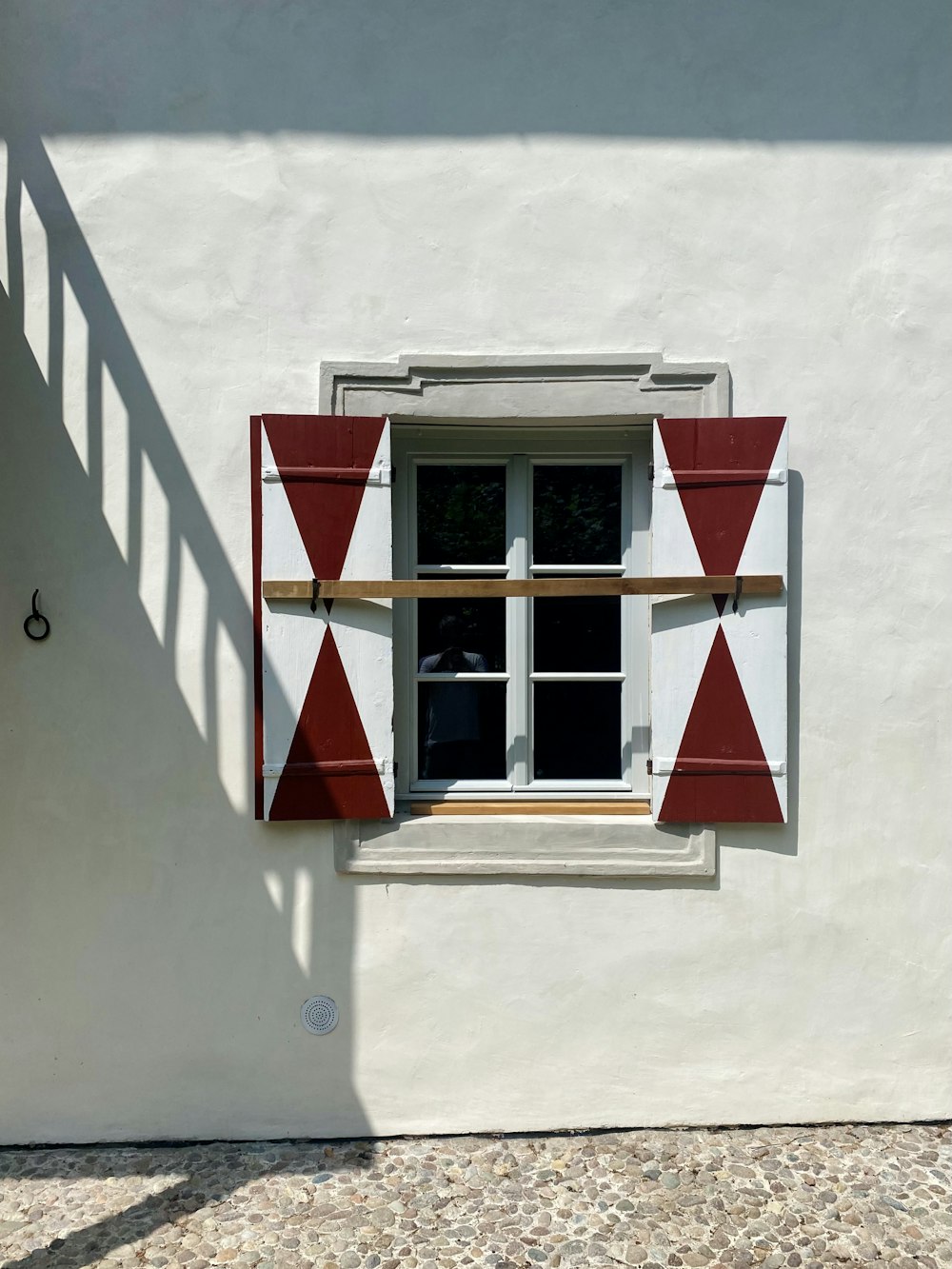 赤と白の木製窓枠