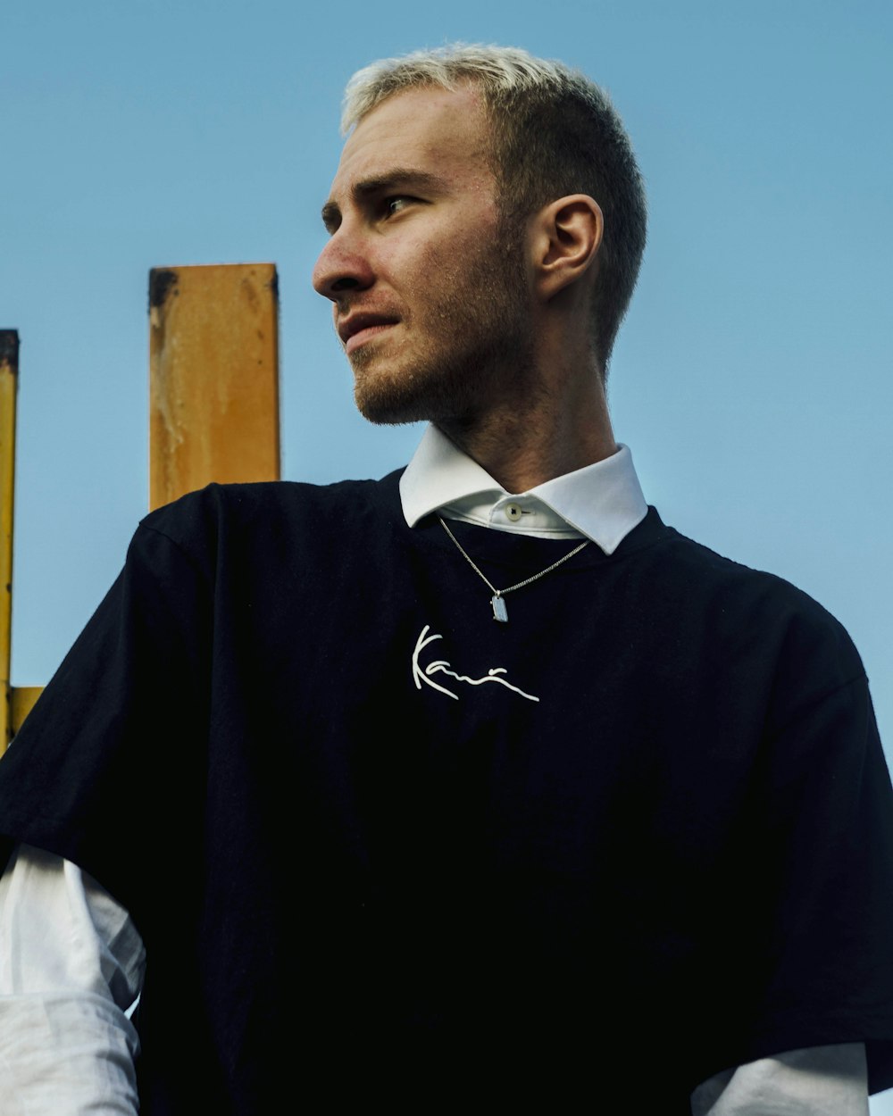 Foto Hombre en blanco y negro camiseta nike con cuello en v – Imagen  Persona gratis en Unsplash