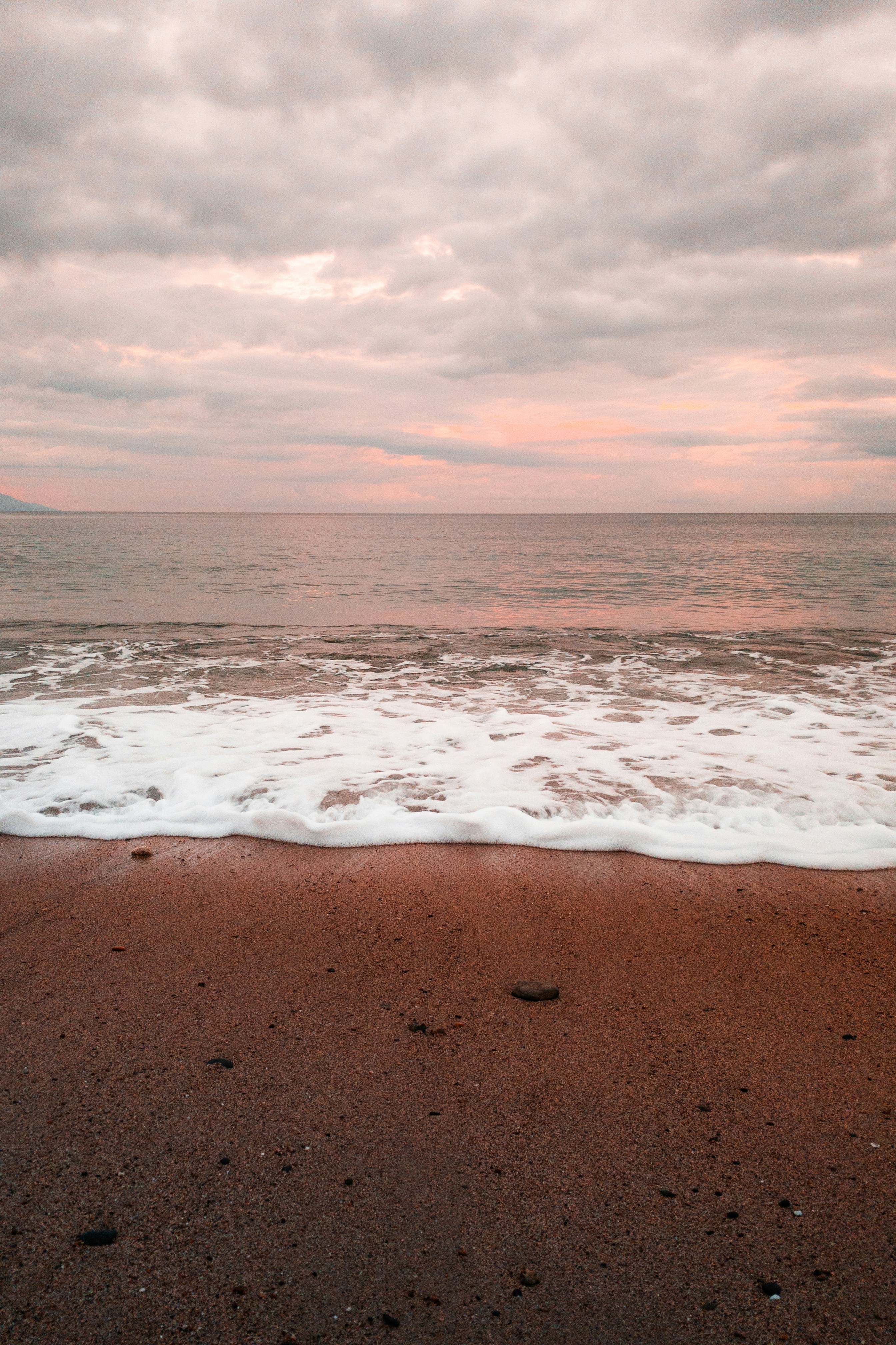 sea waves crashing on shore during daytime