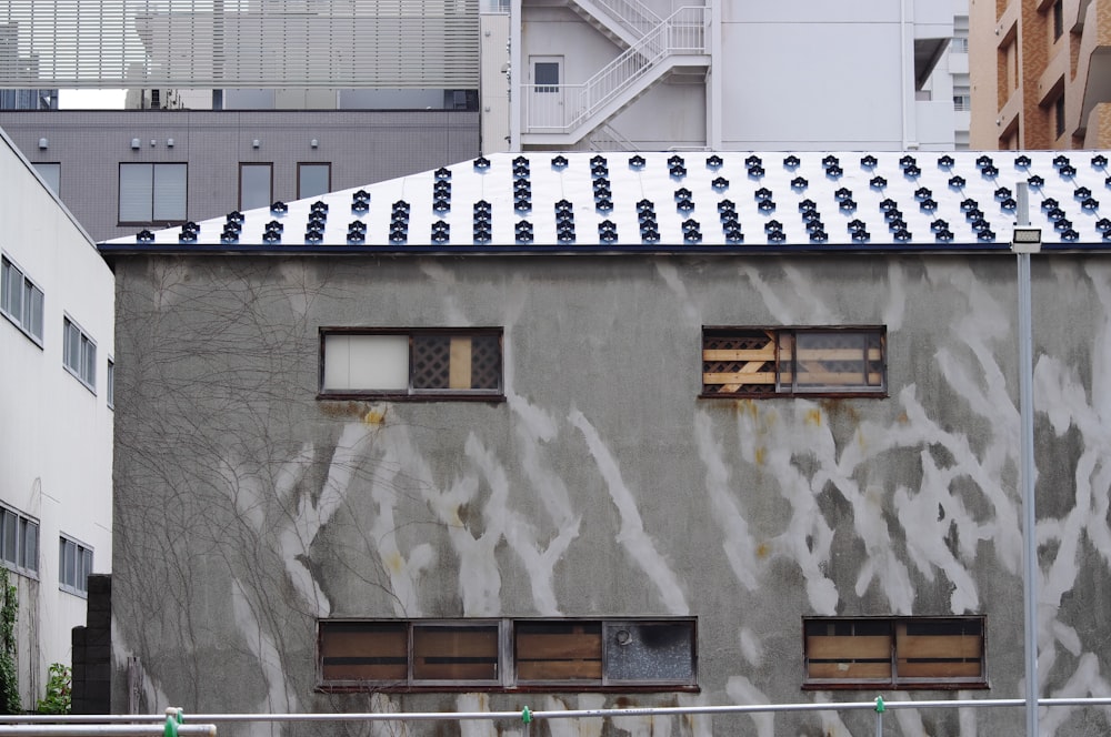 edifício de concreto branco e marrom