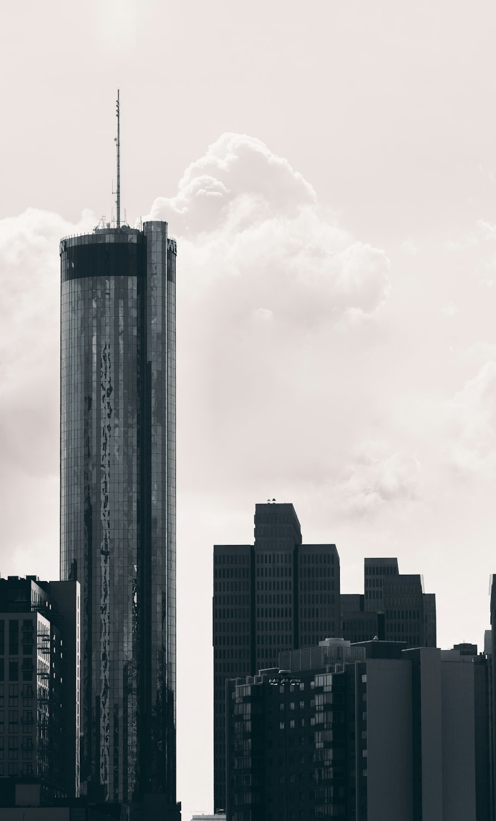 Edificios de gran altura bajo el cielo blanco durante el día