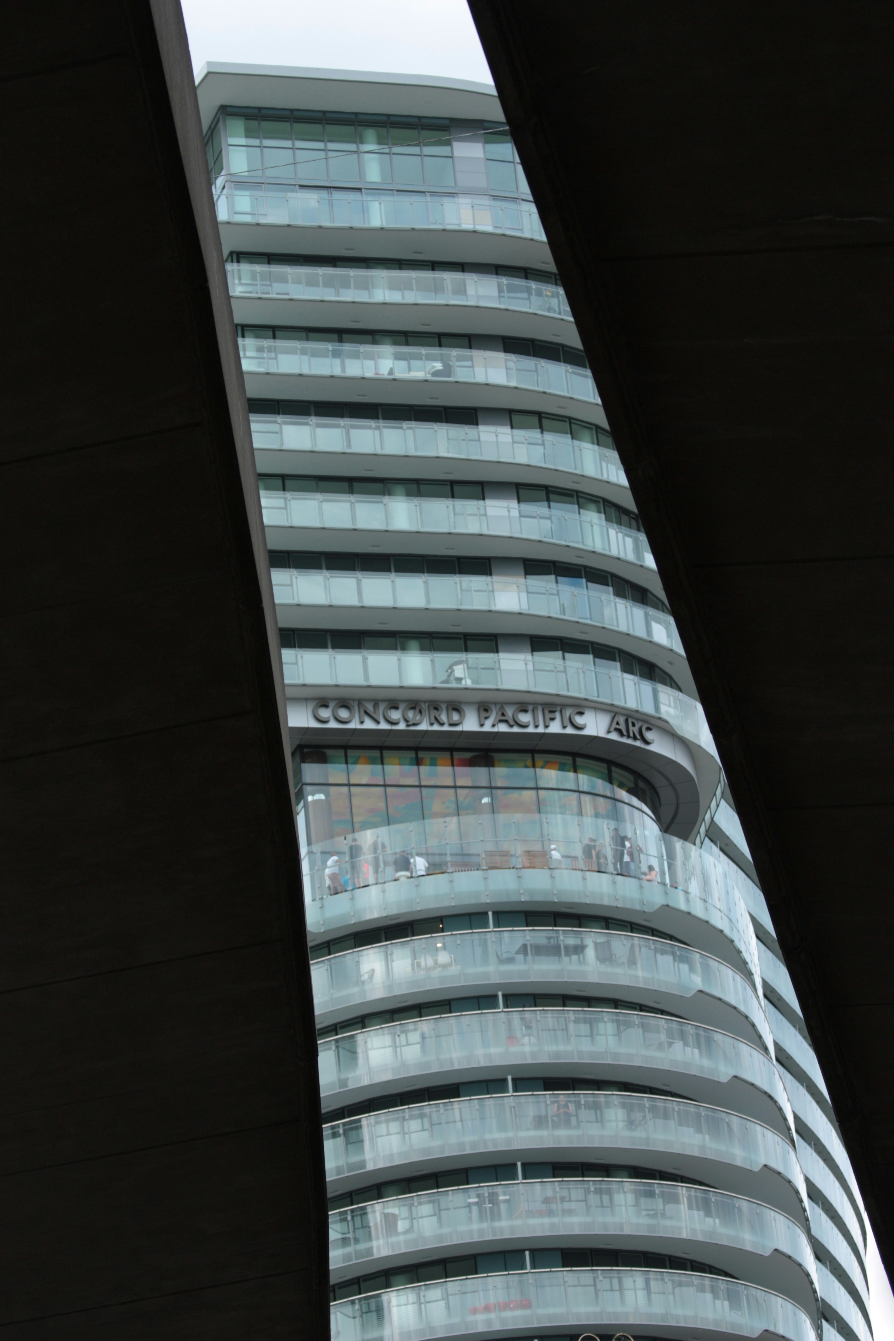 Gebäude aus weißem und schwarzem Beton