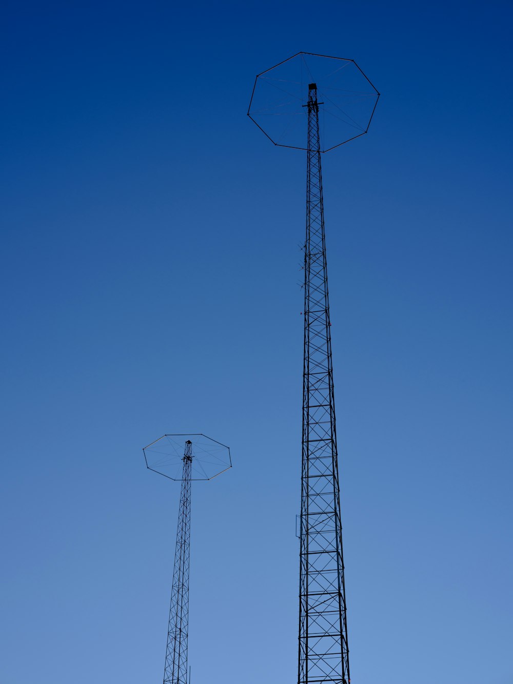 palo elettrico in acciaio nero sotto il cielo blu durante il giorno