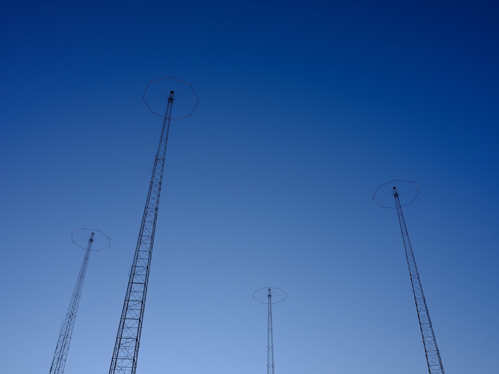 昼間の青空の下でのホワイトメタルの電柱