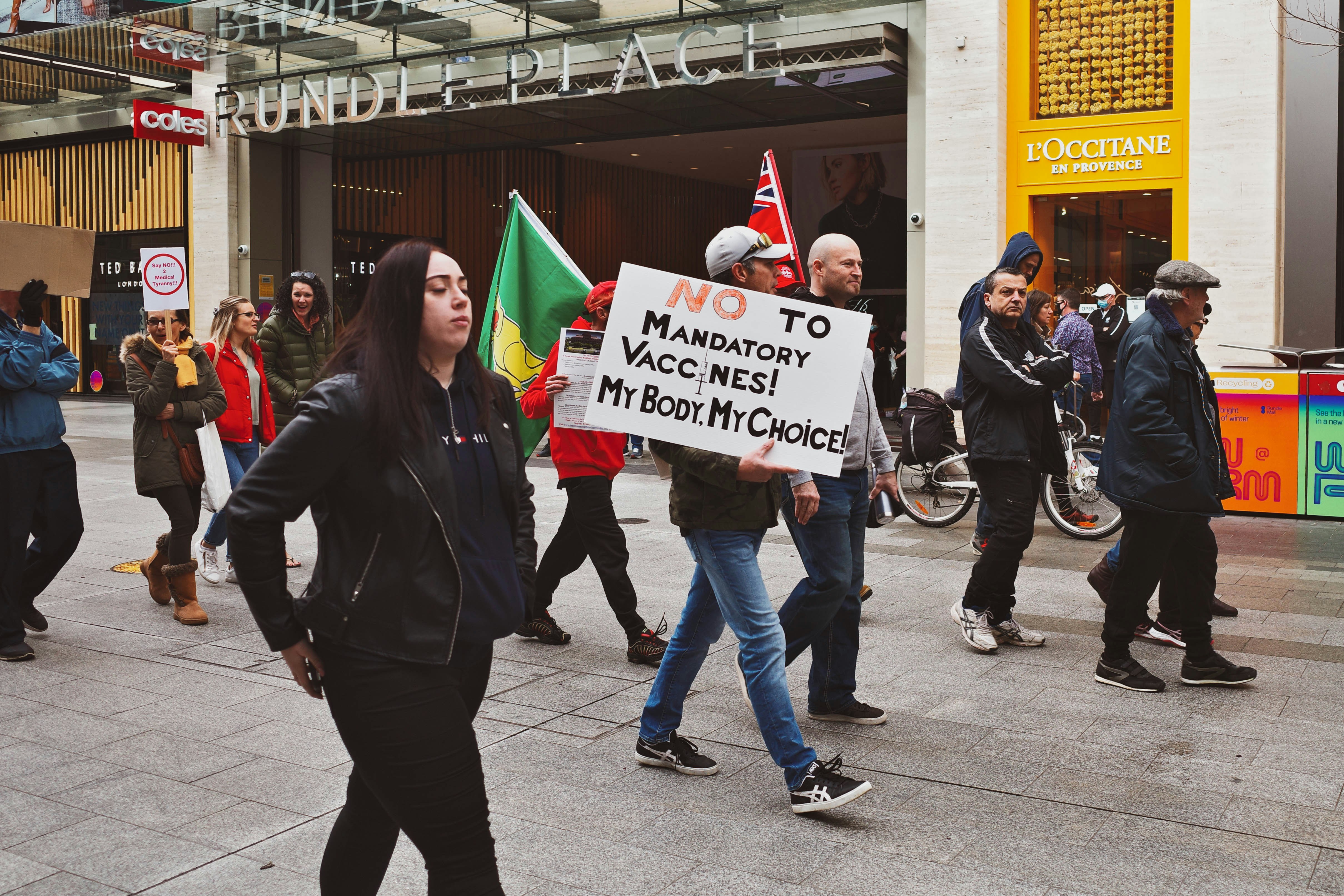 Movilización de mujeres en una avenida céntrica del Perú
