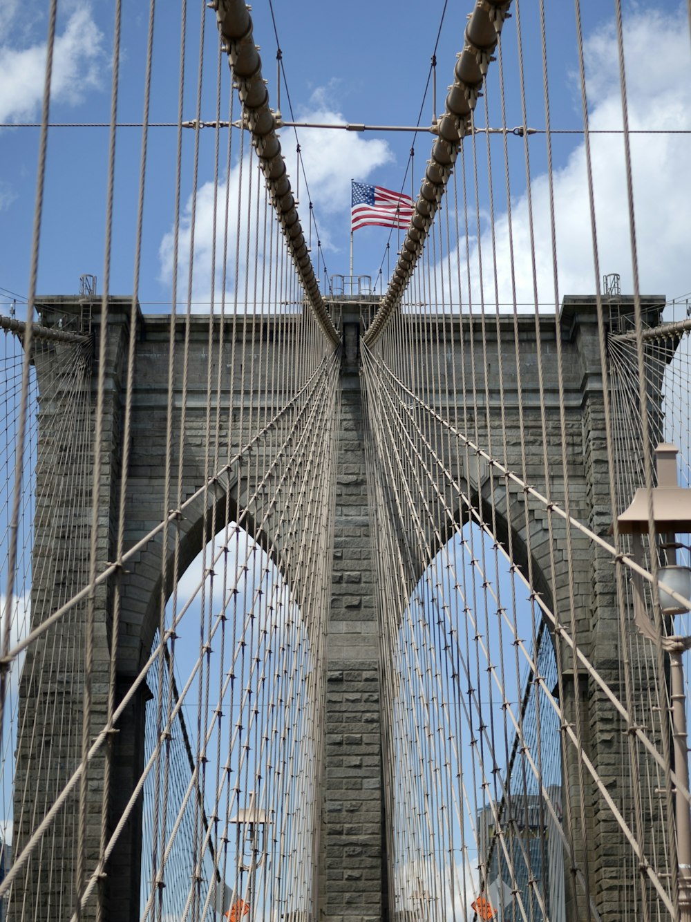 Pont gris sous le ciel bleu pendant la journée