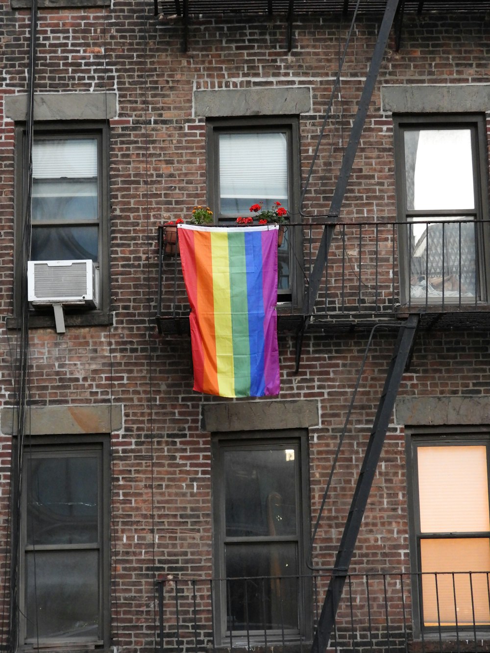 mehrfarbige gestreifte Flagge am Fenster